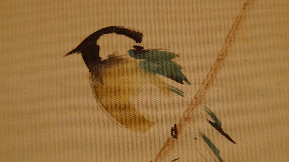 Extreme Nahaufnahme des Kopfes und Gefieders des Singvogels im Kakemono Singvogel auf Rebe von Mori Getsujo