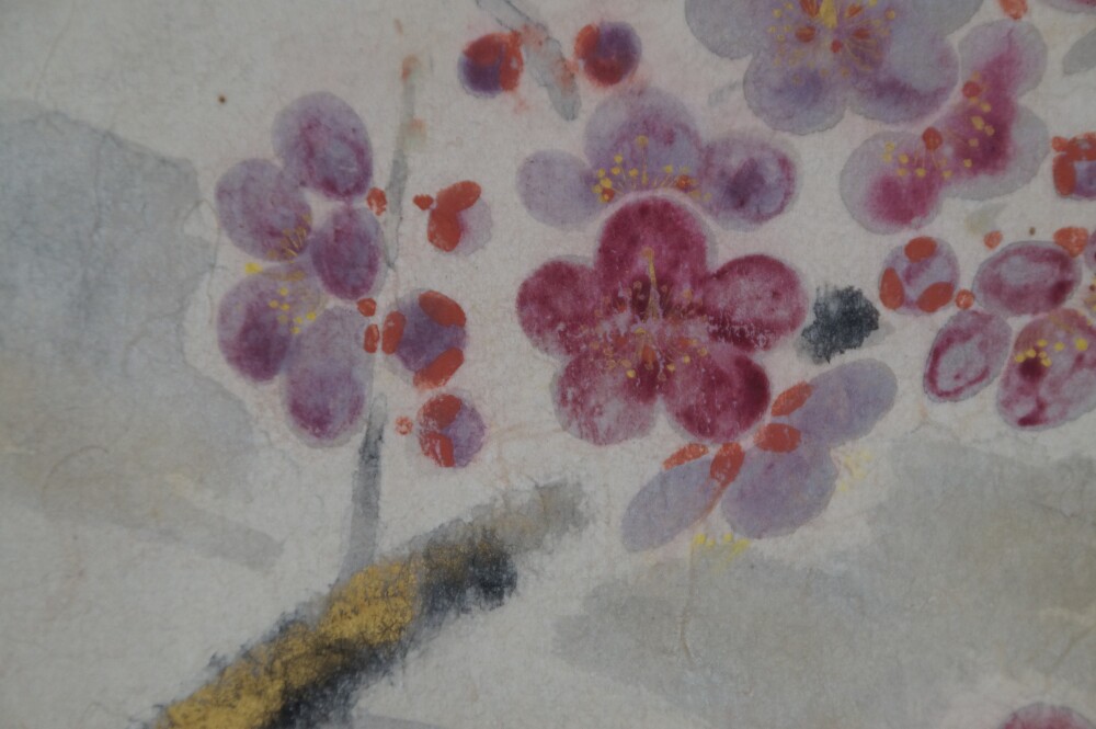 Extreme Nahaufnahme der rosa und violett bluehenden Pflaumenblueten im Kakemono Pflaumenblueten im leisen Fruehlicht von Tokuoka Shinsen