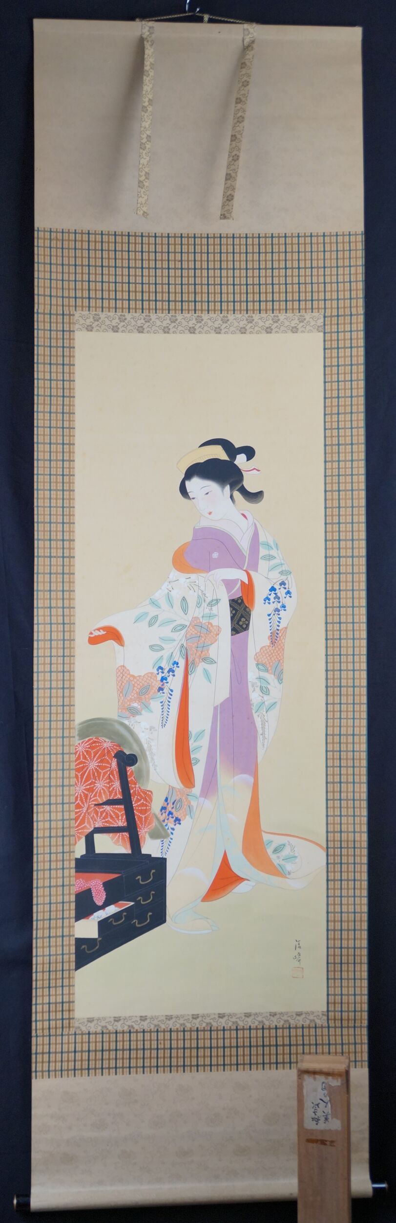 Kakemono Junge Frau vor ihrem Kimono-Schrank von Seifune in voller gerahmter Ansicht mit Aufbewahrungsbox