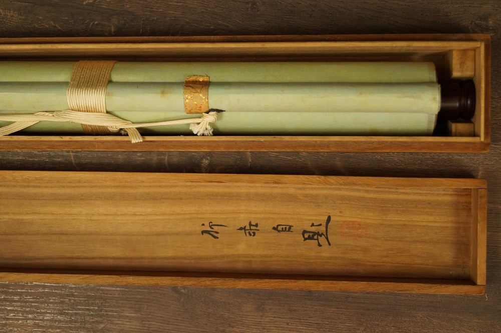 Hotei Kakemono zusammengerollt