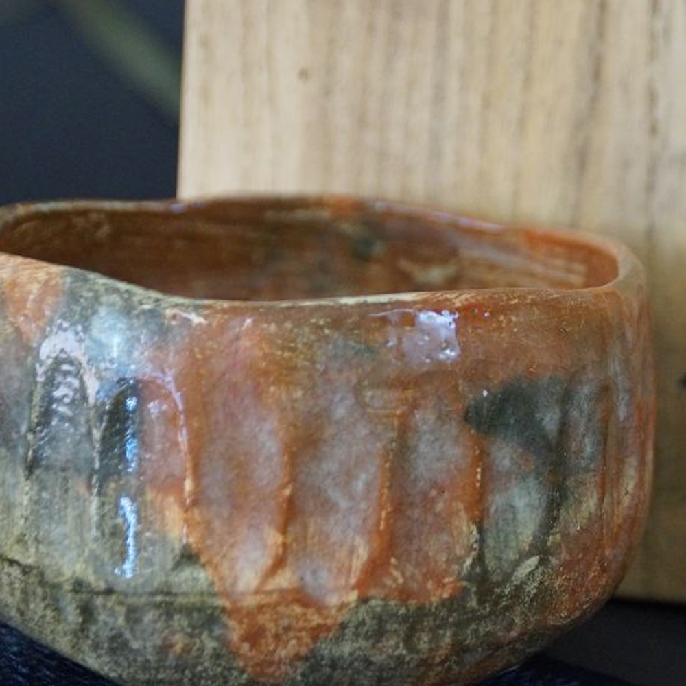 Weitere Nahaufnahme des gerippten Randes der Chawan Teeschale aus Raku-Keramik