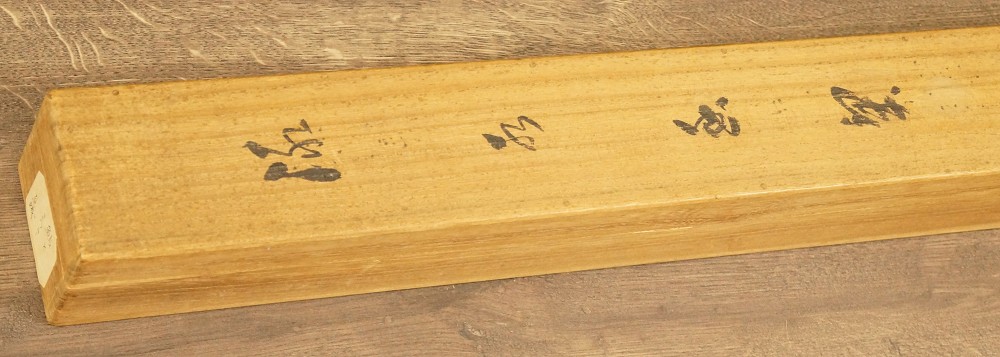 Holzbox Stirnseite mit Tuscheinschrift Aufbewahrungsbox Nahaufnahme