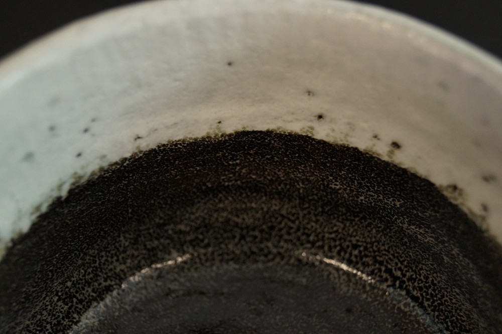 Chawan motif Fuji-San en céramique Raku par Shoraku Sasaki gros plan sur l'intérieur