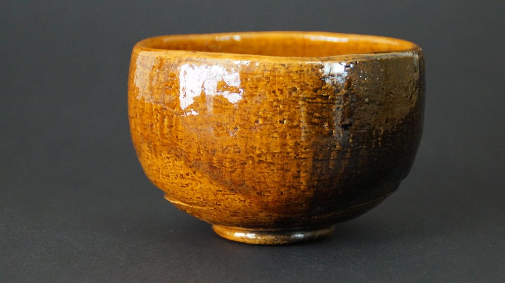 Weitere Ansicht der Chawan Teeschale aus Ohi-Keramik mit dunkel abgesetztem Glasurrand