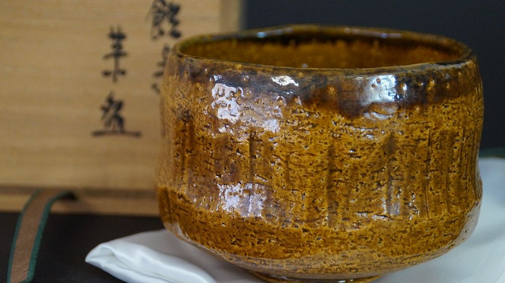 Chawan aus Raku-Keramik neben der signierten Aufbewahrungsbox