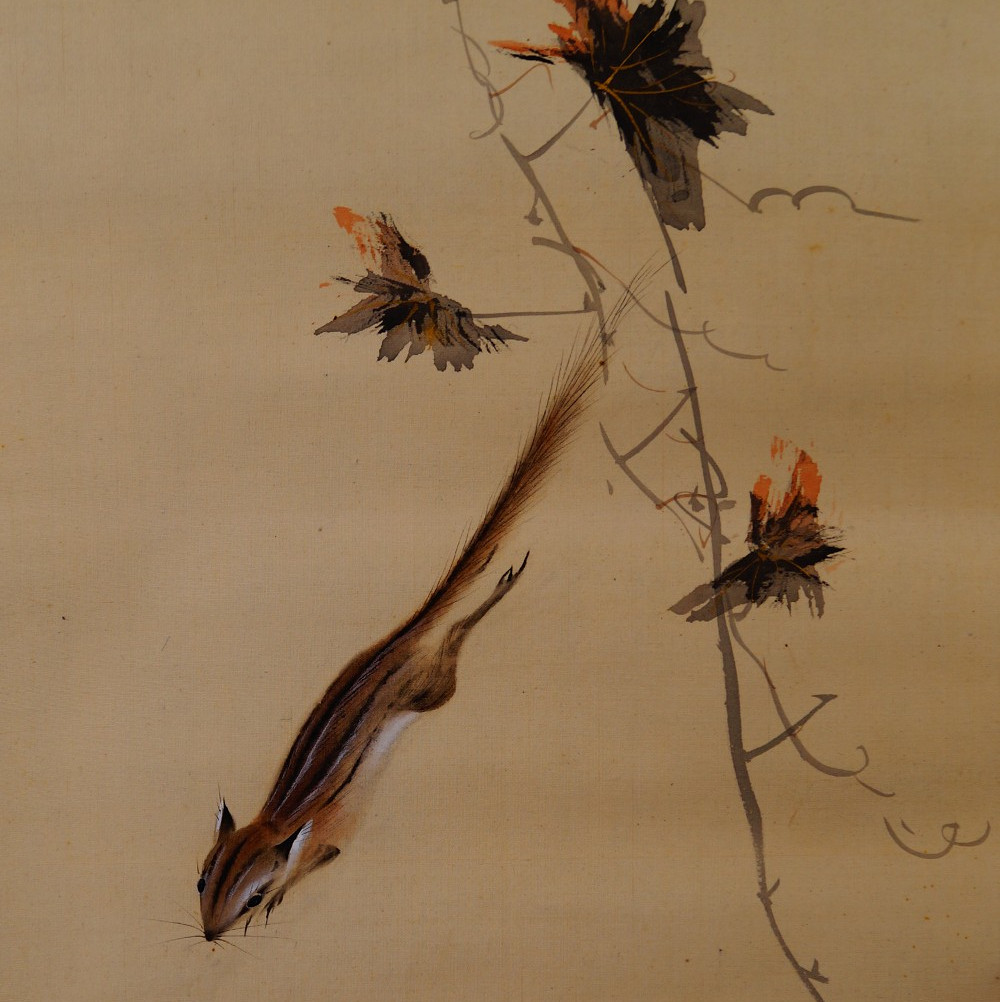 Ein Streifenhoernchen springt an einer Weinranke mit herbstlich gefaerbten Blaettern im Kakemono von Sano Mitsuho