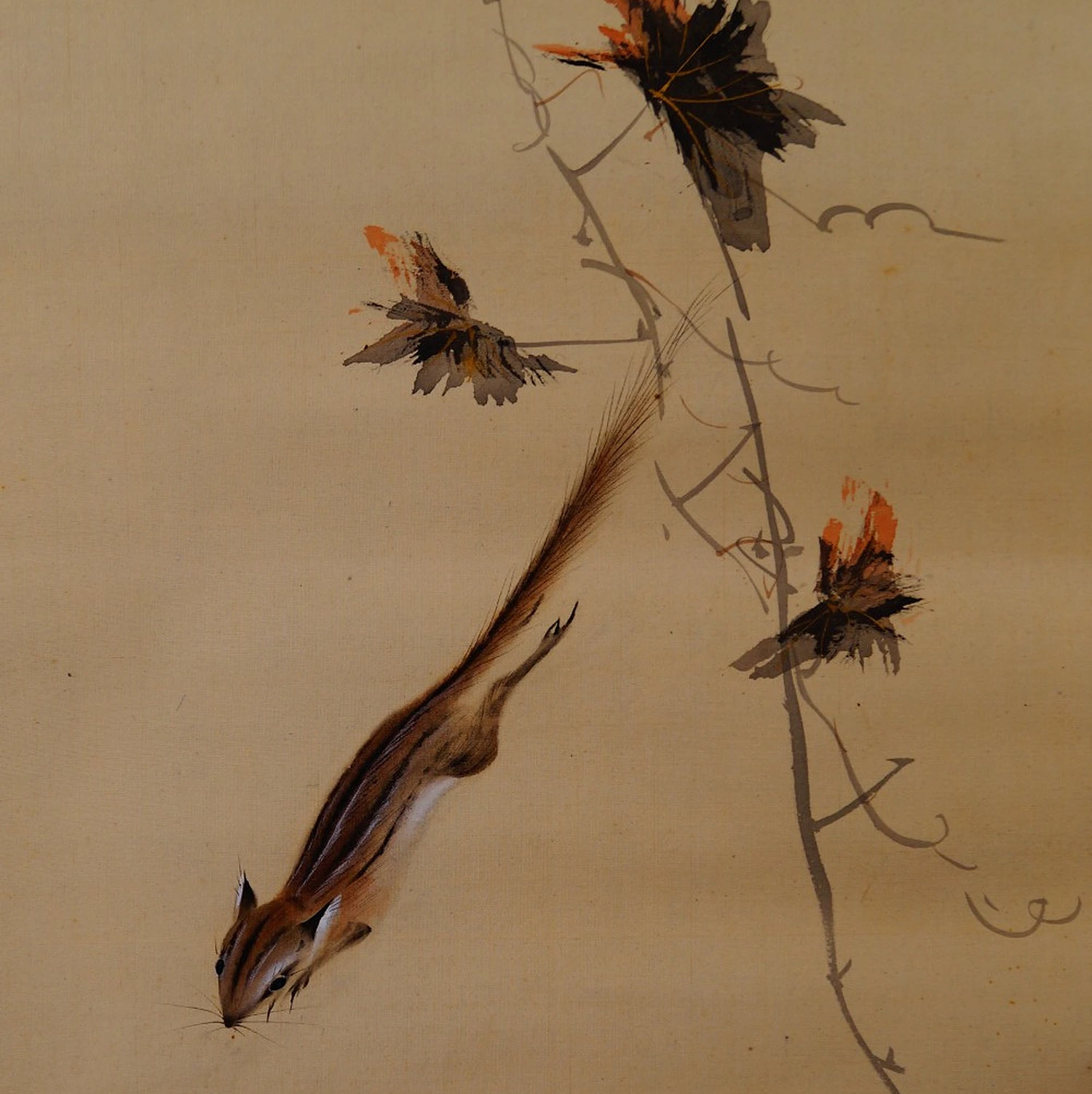 Ein Streifenhoernchen springt an einer Weinranke mit herbstlich gefaerbten Blaettern im Kakemono von Sano Mitsuho