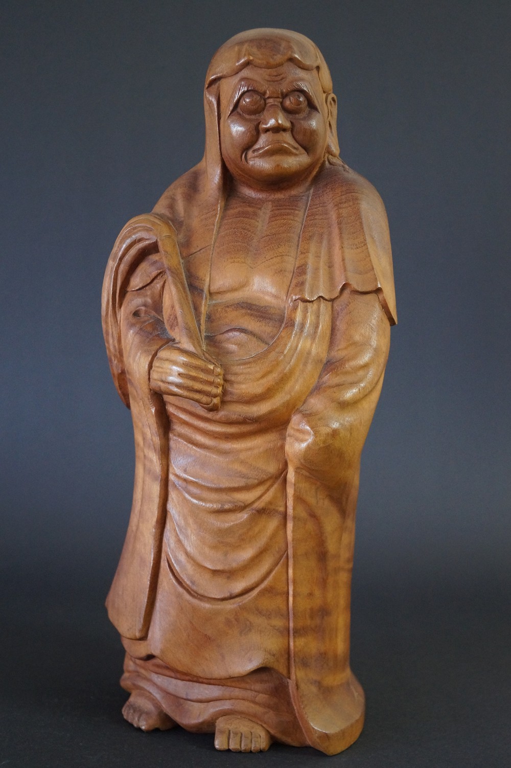 Bodhidharma figurine en bois vue de face 3