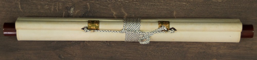 Zusammengerolltes und mit Kordel verschnuertes Kakemono mit Jikusaki aus Holz