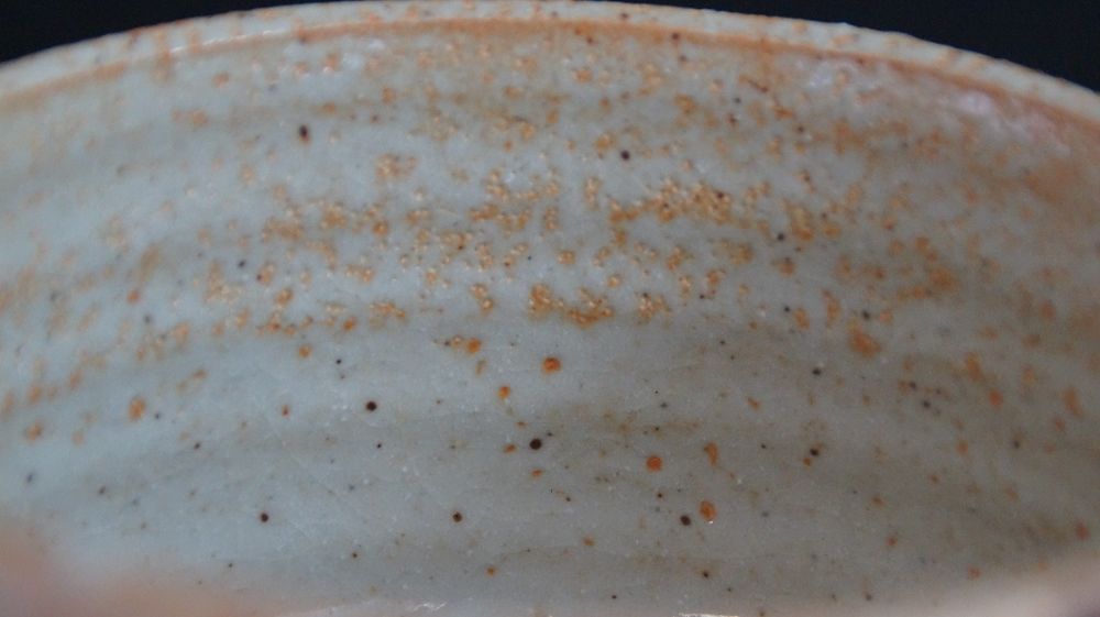 Nahaufnahme der cremeweissen Innenglasur der Chawan aus Shino-Keramik
