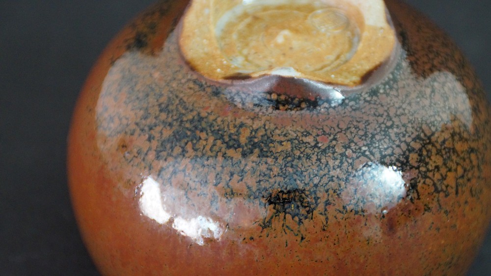 Nahaufnahme des Chawan-Bodens mit Standring und eingepraegter Kuenstlermarke von Kurokawa Seisetsu