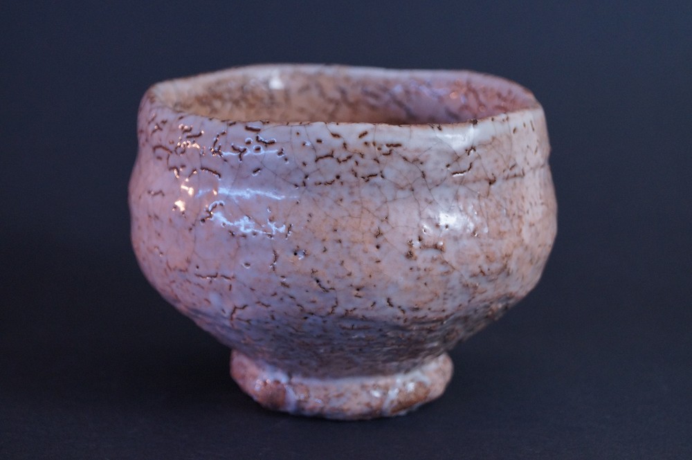 Seitenansicht der Hagi Teeschale mit craquelierter Glasur
