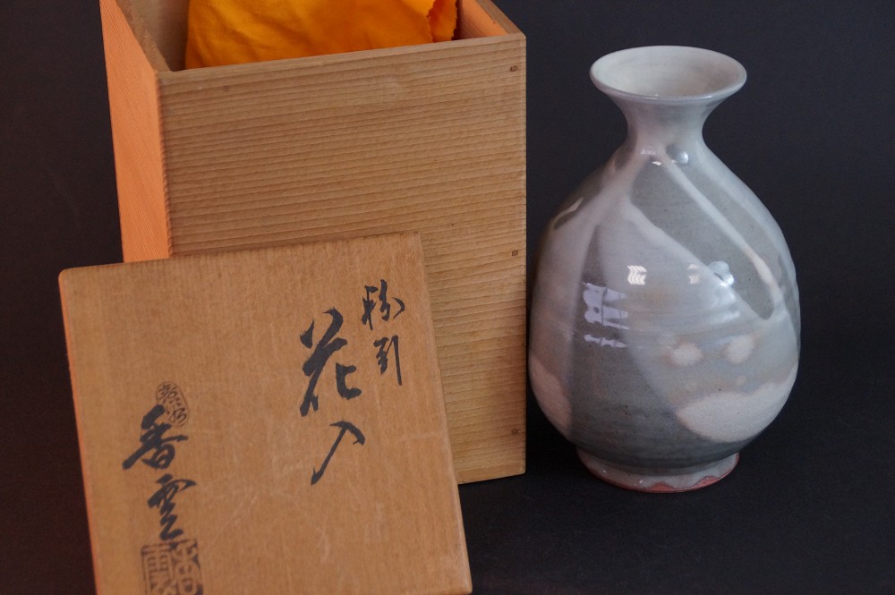 Bottiglia da sake in ceramica di Kyoto tokkuri di Koun Miyagawa vista frontale con scatola di conservazione