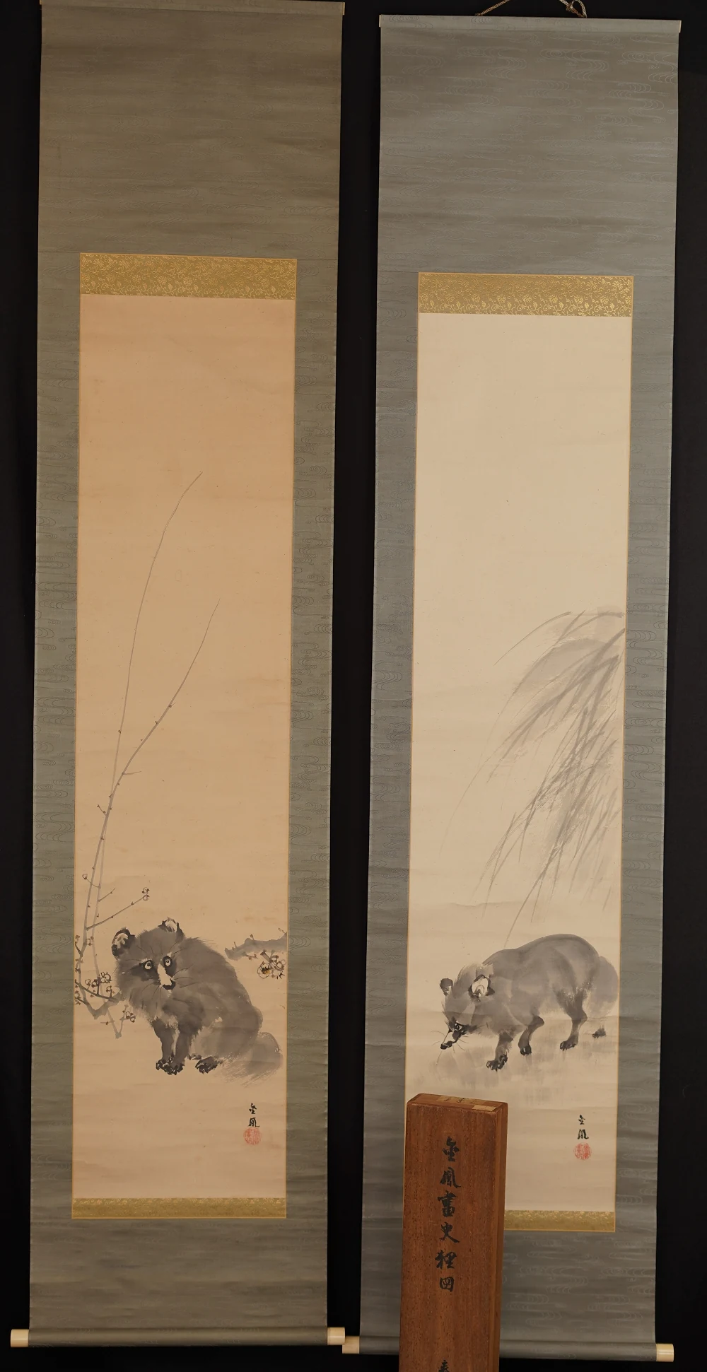 Beide Kakemono des Tanuki-Sets in voller Ansicht mit graublauer Seidenmontierung