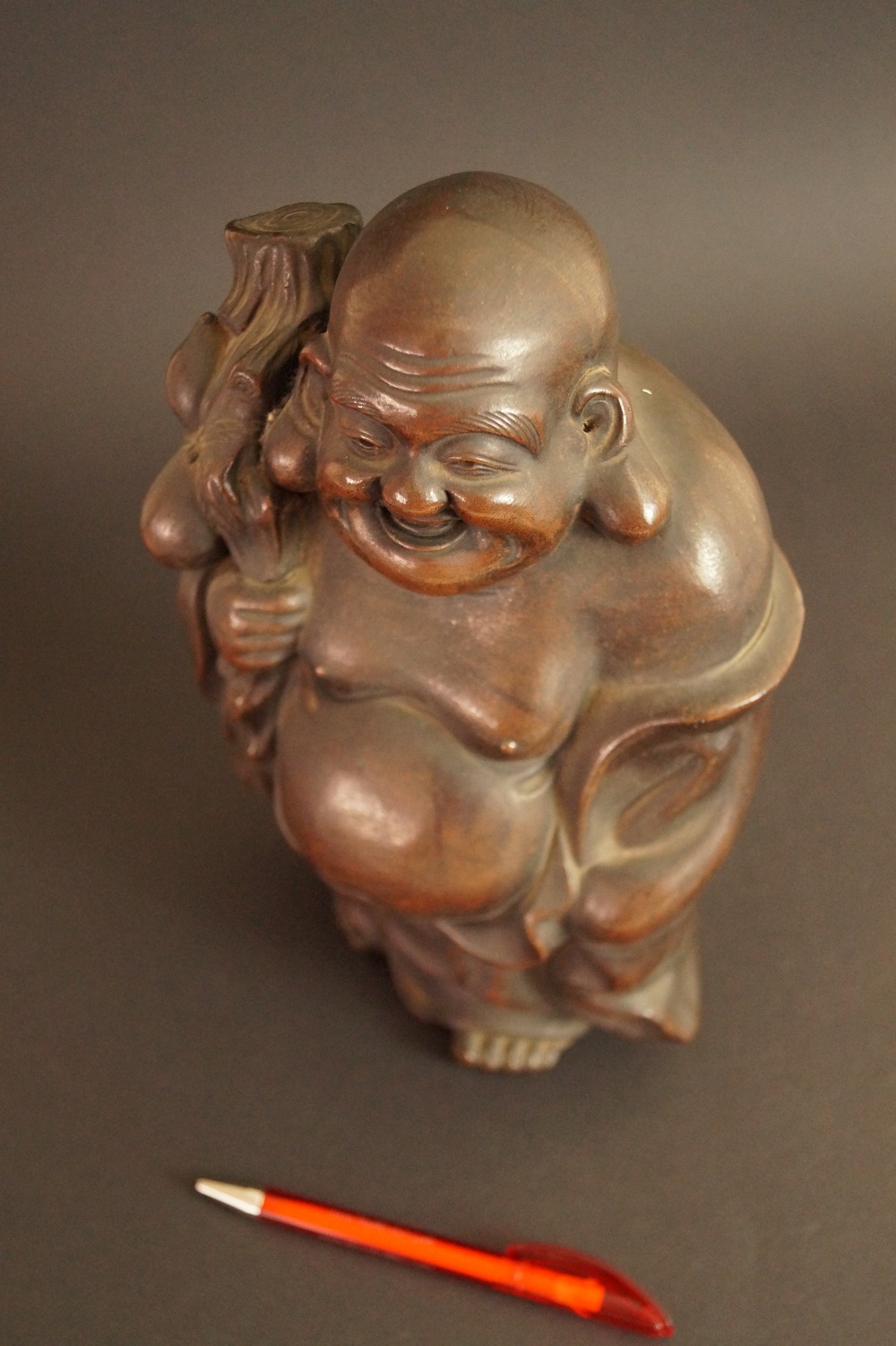 Figurine Hotei en céramique de Bizen Vue de face 2