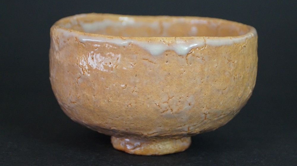 Weitere Ansicht der Chawan aus Hagi-Keramik mit cremefarbener, craquelierter Glasur