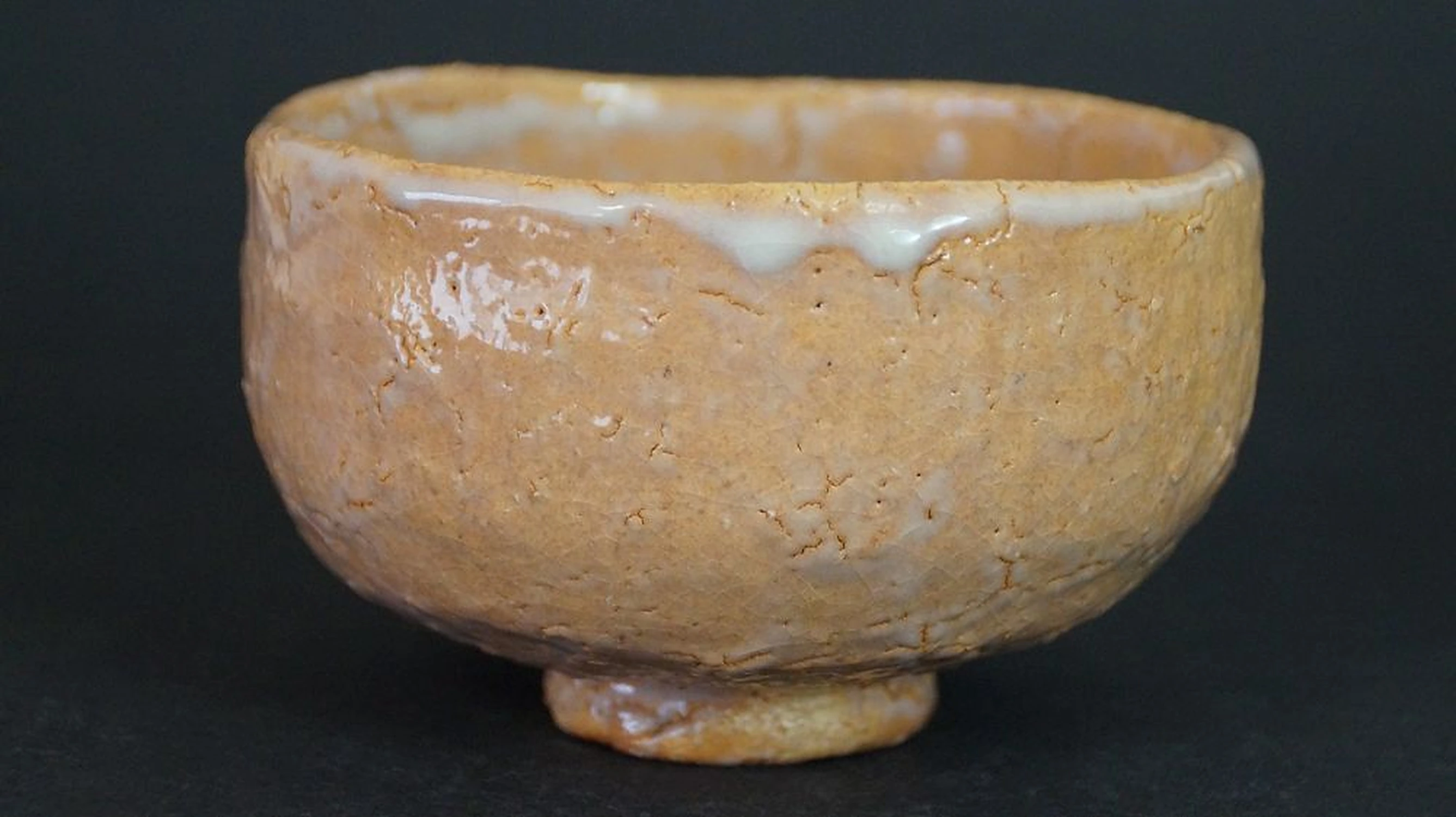 Autre vue du chawan en céramique de Hagi avec glaçure craquelée couleur crème