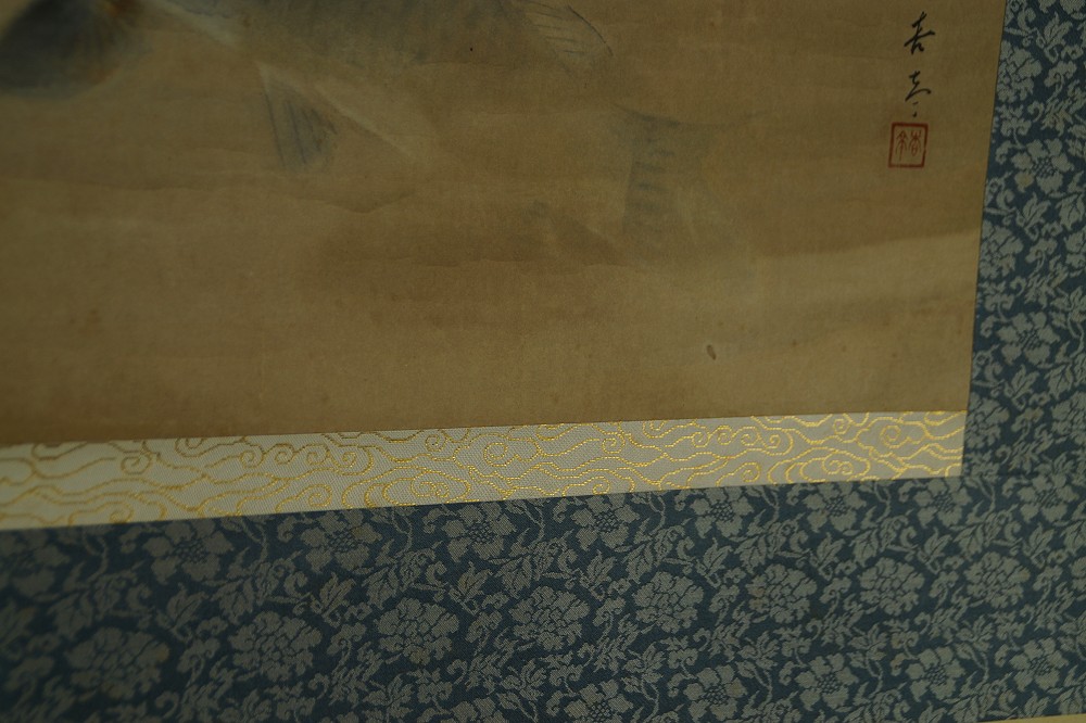 Nahaufnahme der blauen Einfassung mit hellem Bluetenmuster