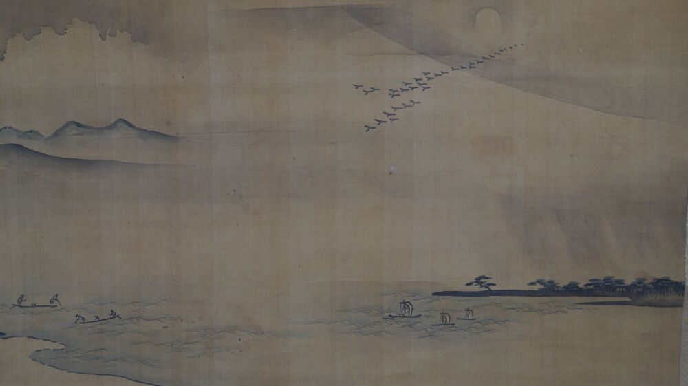 Gesamtmotiv des Kakemono Fuji im Morgennebel mit Fuji, Sonne, ziehenden Gaensen und Fischerbooten, ohne Rahmung