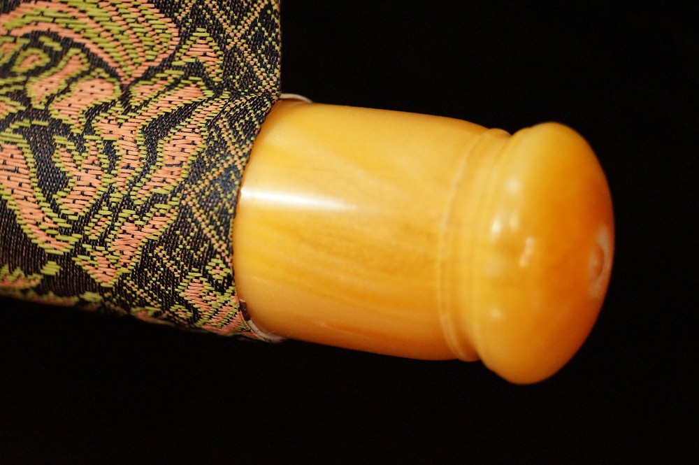 Dame unter Glyzinienblueten Rollendetail