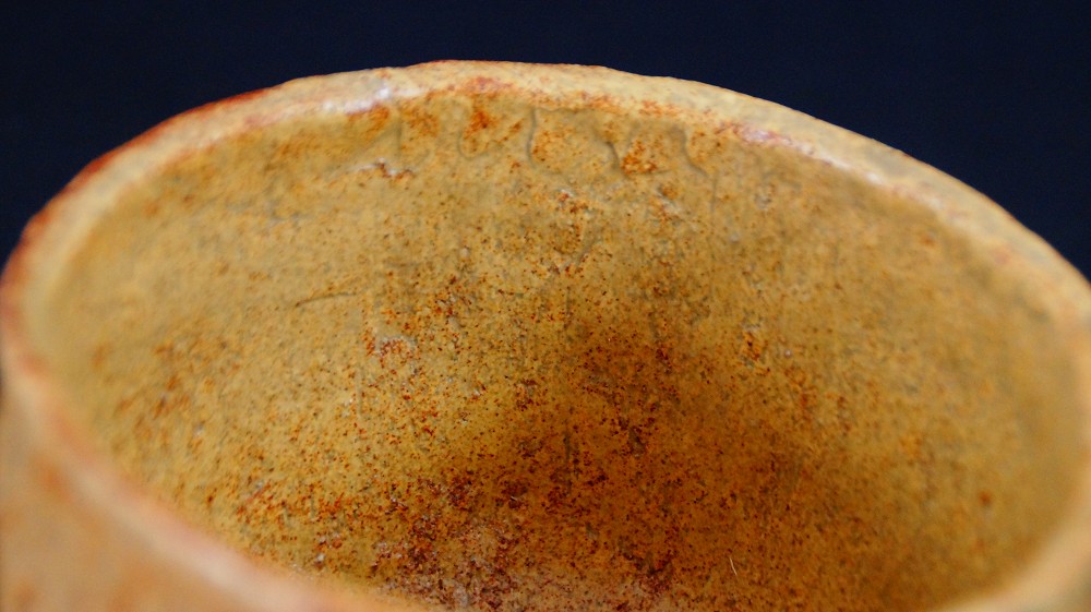 Nahaufnahme des Lippenrandes und der Innenwand der Chawan aus Seto-Keramik von Takamichi Kato
