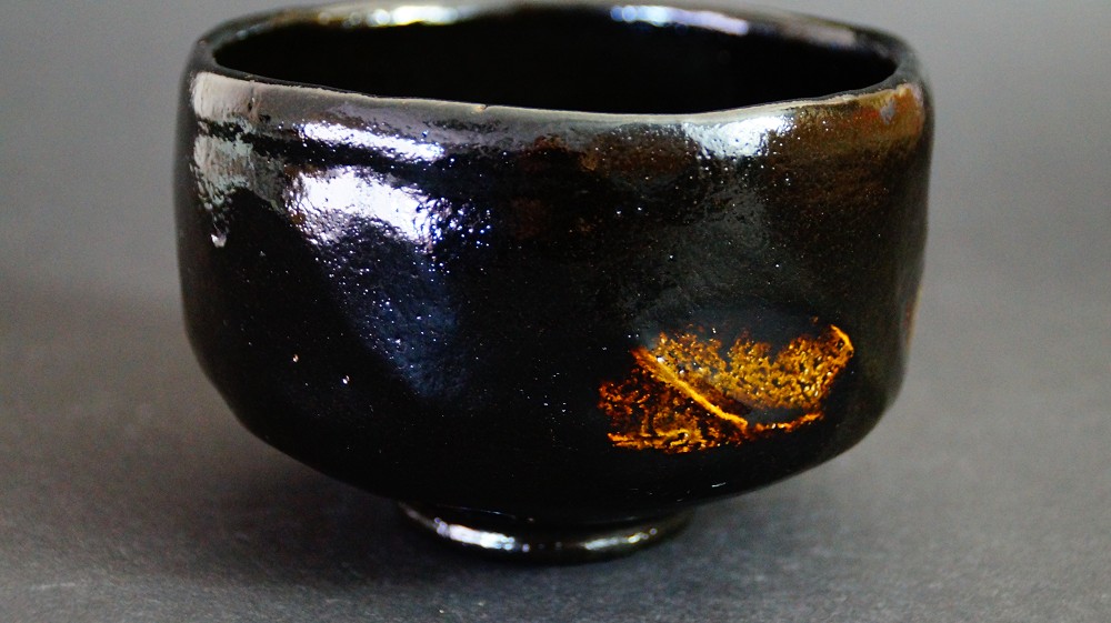 Chawan cuenco de té de cerámica Raku de Shoraku Sasaki vista lateral 2