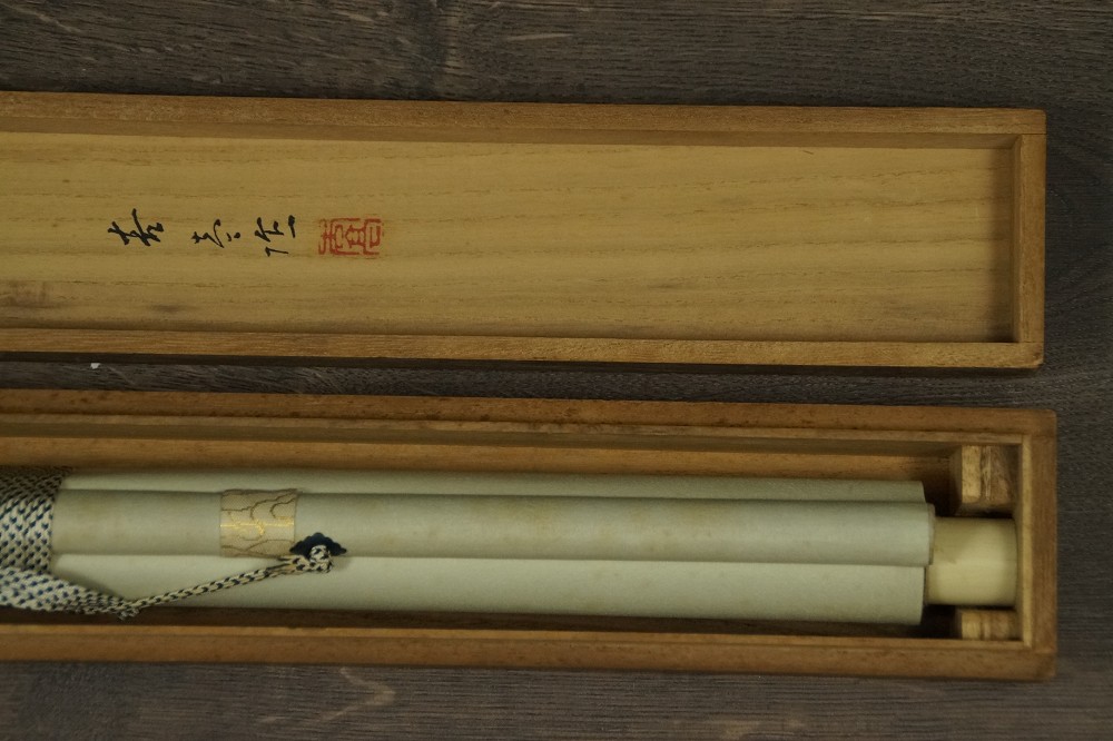 Zusammengerolltes Kakemono in der Aufbewahrungsbox mit Jikusaki aus Knochen