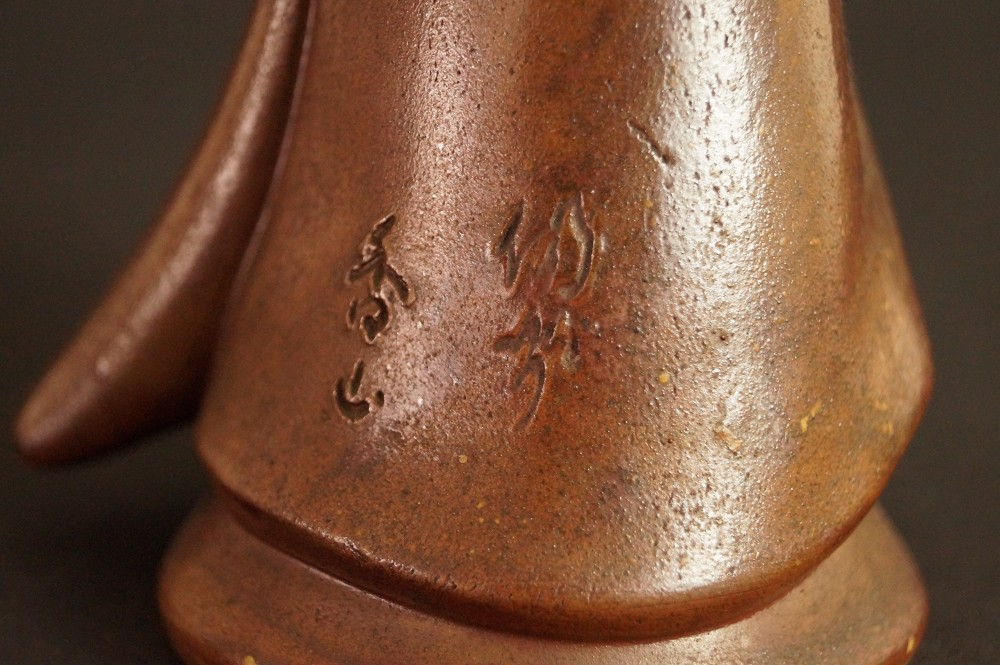 Kannon Figur aus Bizen Keramik von Shibaoka Tsukuru Nahaufnahme der eingeritzten Toepfermarke Toepfermarke Nahaufnahme