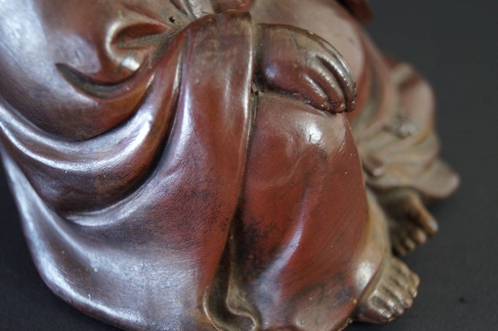 Hotei Figur aus Bizen Keramik Gewand Nahaufnahme