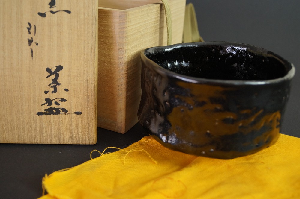 Chawan di Seto di Haruo Kato vista frontale con scatola di conservazione