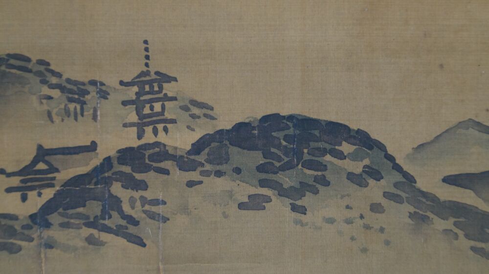 Nahaufnahme der Pagode auf dem Huegel im Kakemono Fuji im Morgennebel