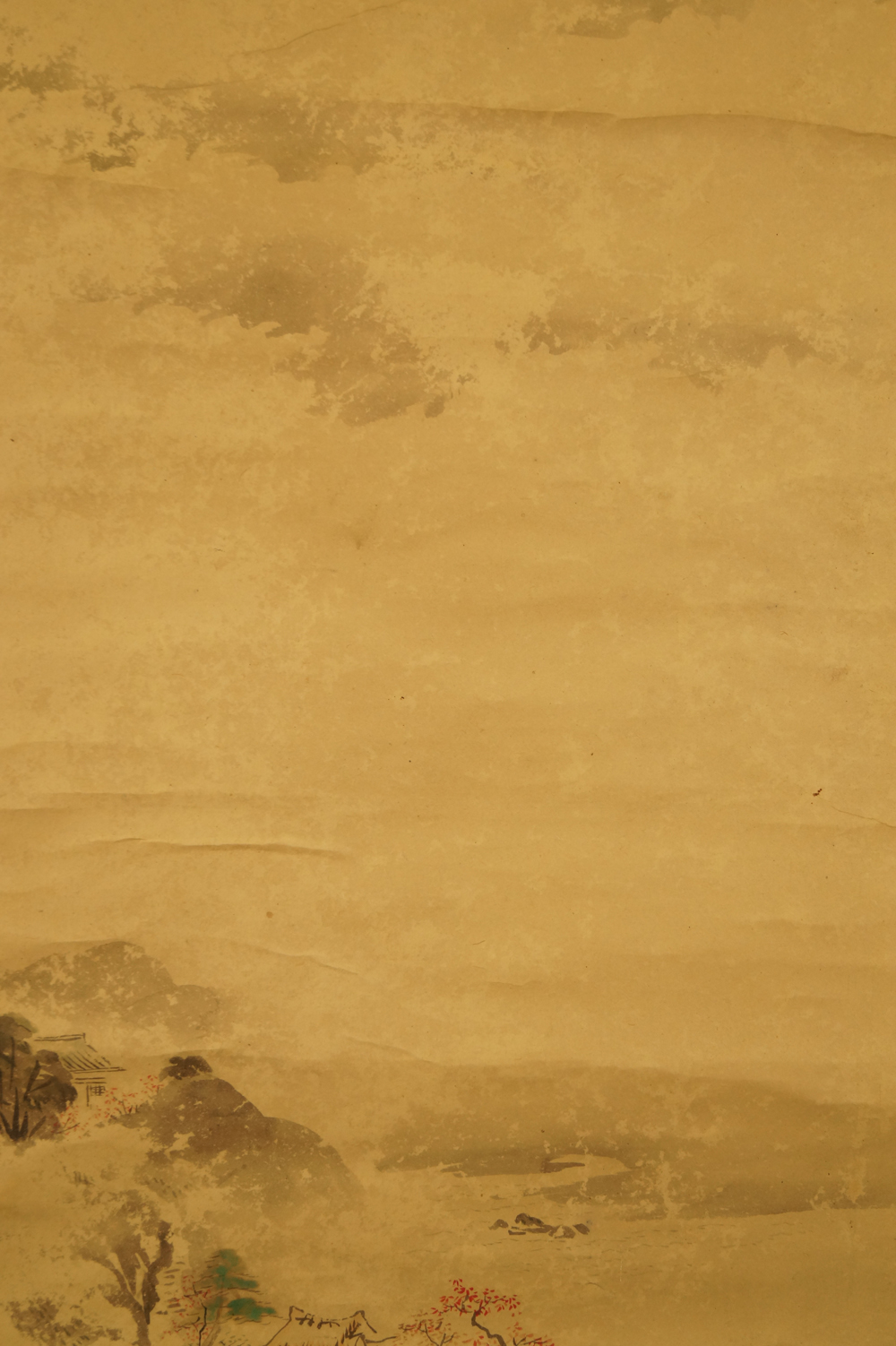 Collines enveloppées de brume avec un toit de temple au loin, gros plan du paysage 1