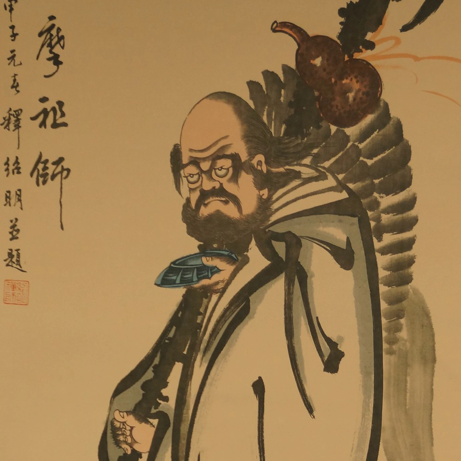 Vorschau-Nahaufnahme von Bodhidharma mit Faecher und Kuerbisflasche