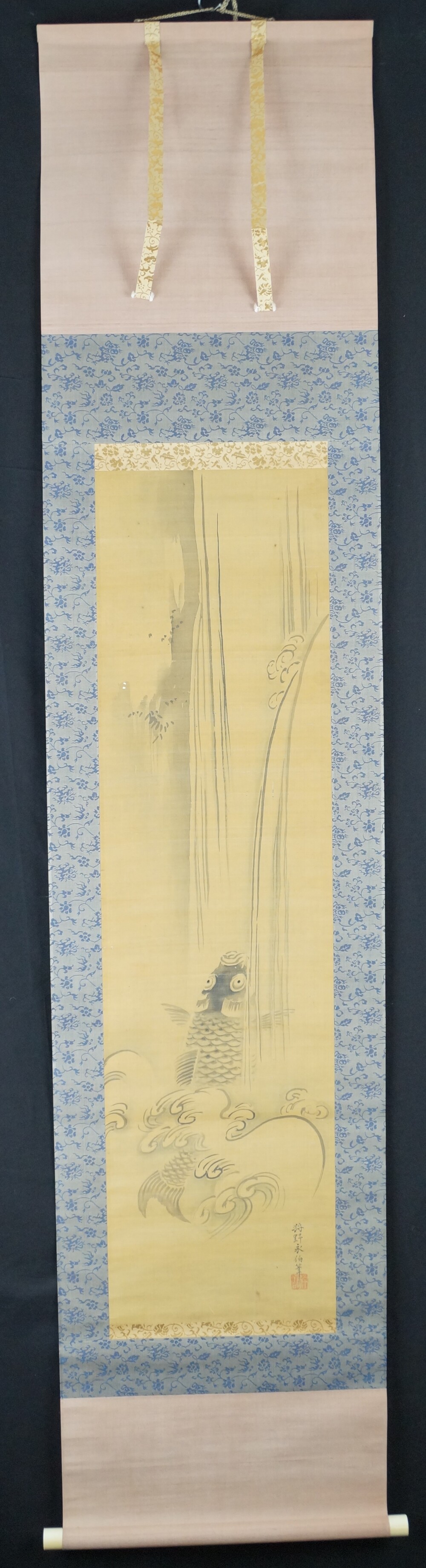 Aufstieg-Rolle des 3er Sets Kakemono Kano Eihaku in der Gesamtansicht mit aufsteigendem Karpfen am Wasserfall und blau gebluemter Montierung