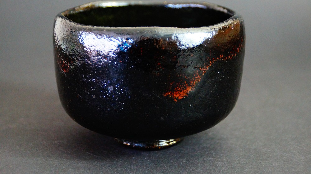 Chawan Teeschale aus Raku-Keramik von Ono Kyuko Seitenansicht 1