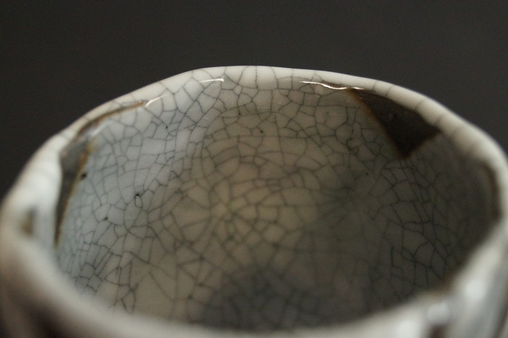 Guinomi in ceramica Shino di Bunga Yamamoto vista interna primo piano