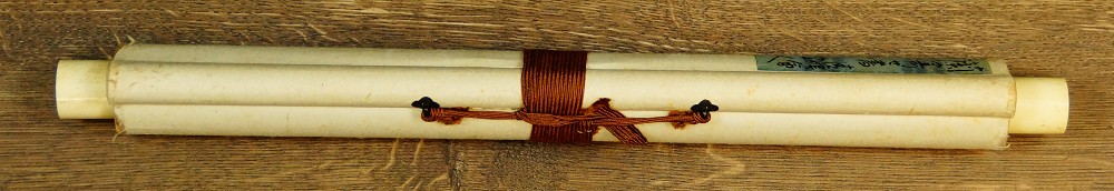 Zusammengerolltes und mit Kordel verschnuertes Kakemono mit Jikusaki aus Knochen