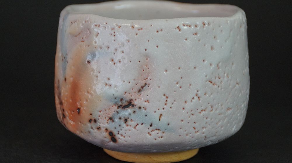 Weitere Ansicht der Chawan aus Shino-Keramik mit orangefarbenem und blauem Glasurverlauf