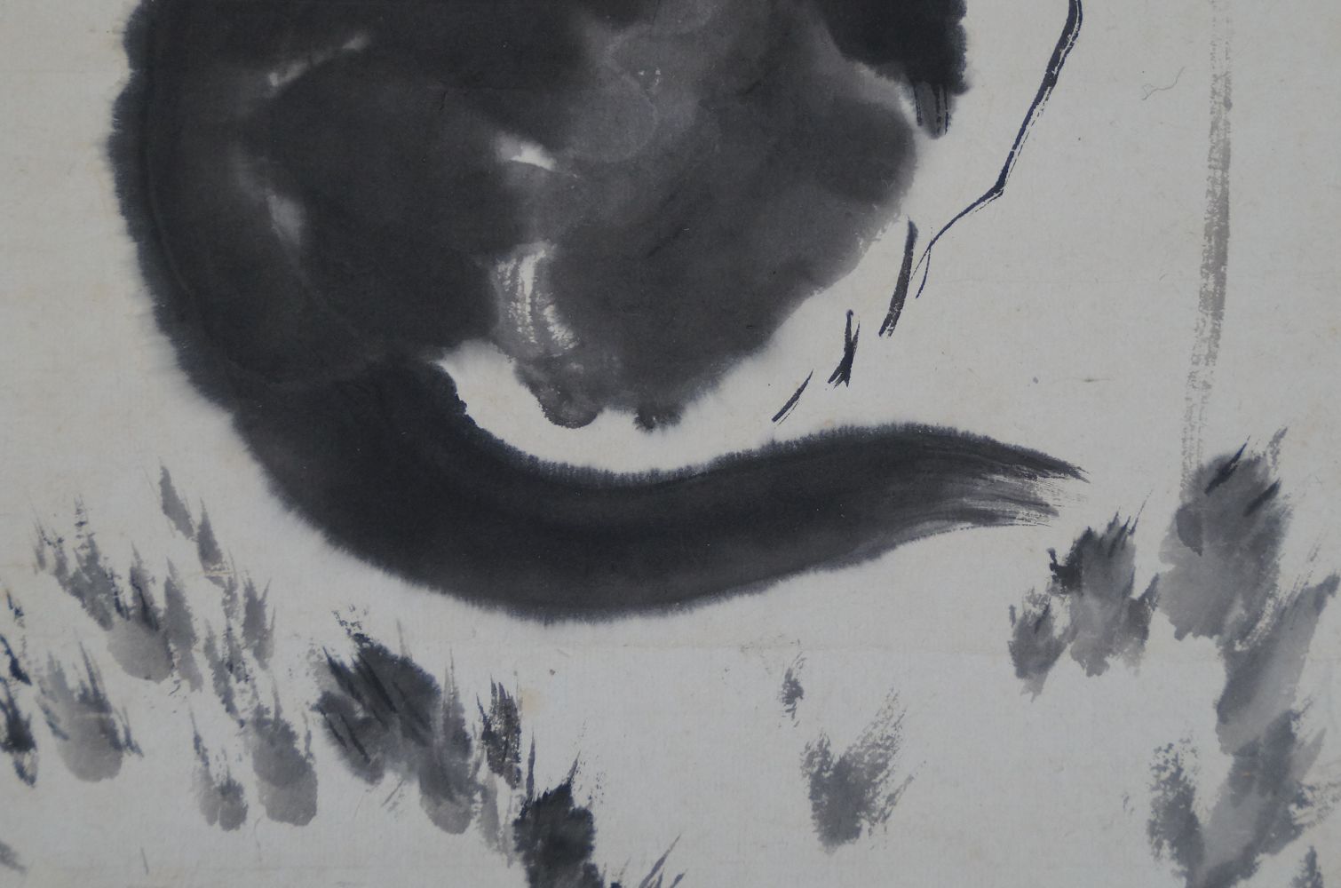 Gros plan du corps du chat peint à larges traits de pinceau à l'encre dans le makuri Chat noir et libellule