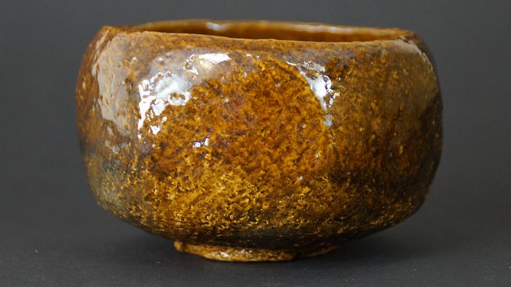 Weitere Ansicht der Chawan Teeschale aus Raku-Keramik mit gesprenkelter brauner Glasur