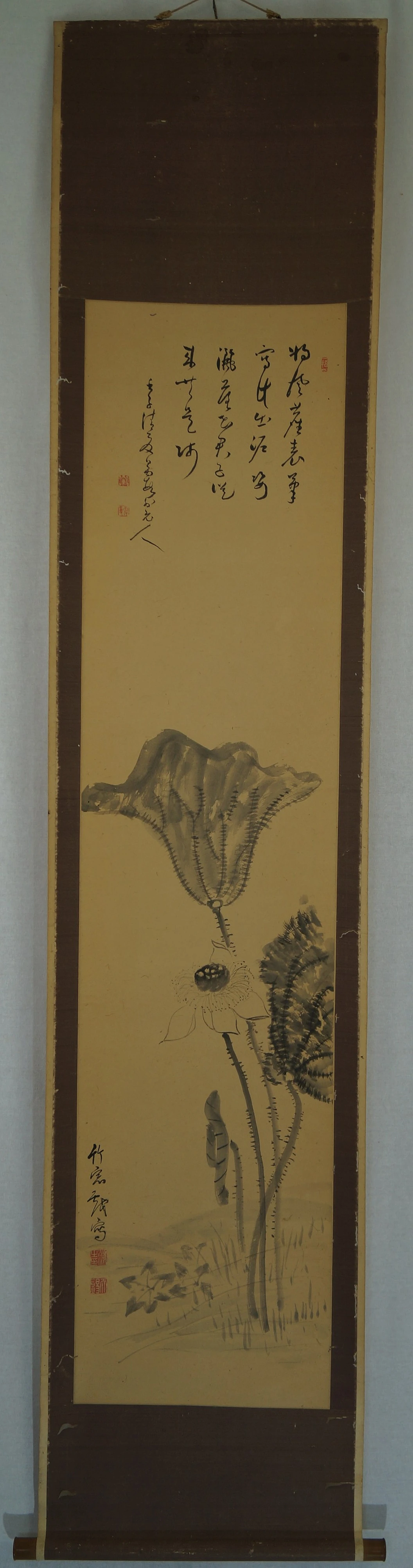 Feuille, fleur et capsule de lotus Kakemono Vue d'ensemble du rouleau suspendu
