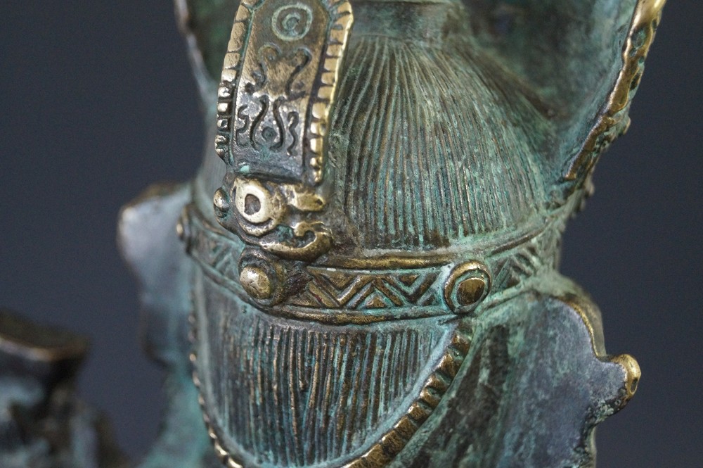 Figura di Buddha cinese in bronzo primo piano motivo 4