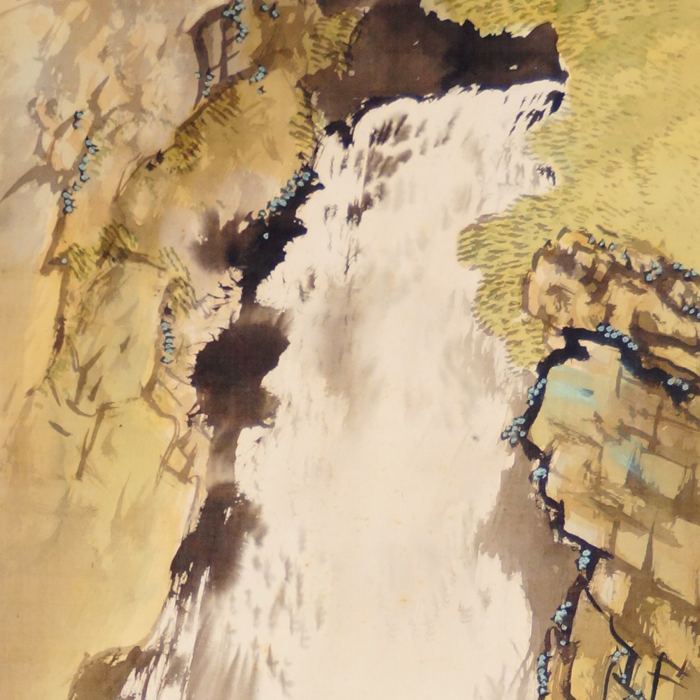 Ein tosender Wasserfall stuerzt zwischen bemoosten Felsen und Gruen herab im Kakemono von Yamamoto Shunkyo