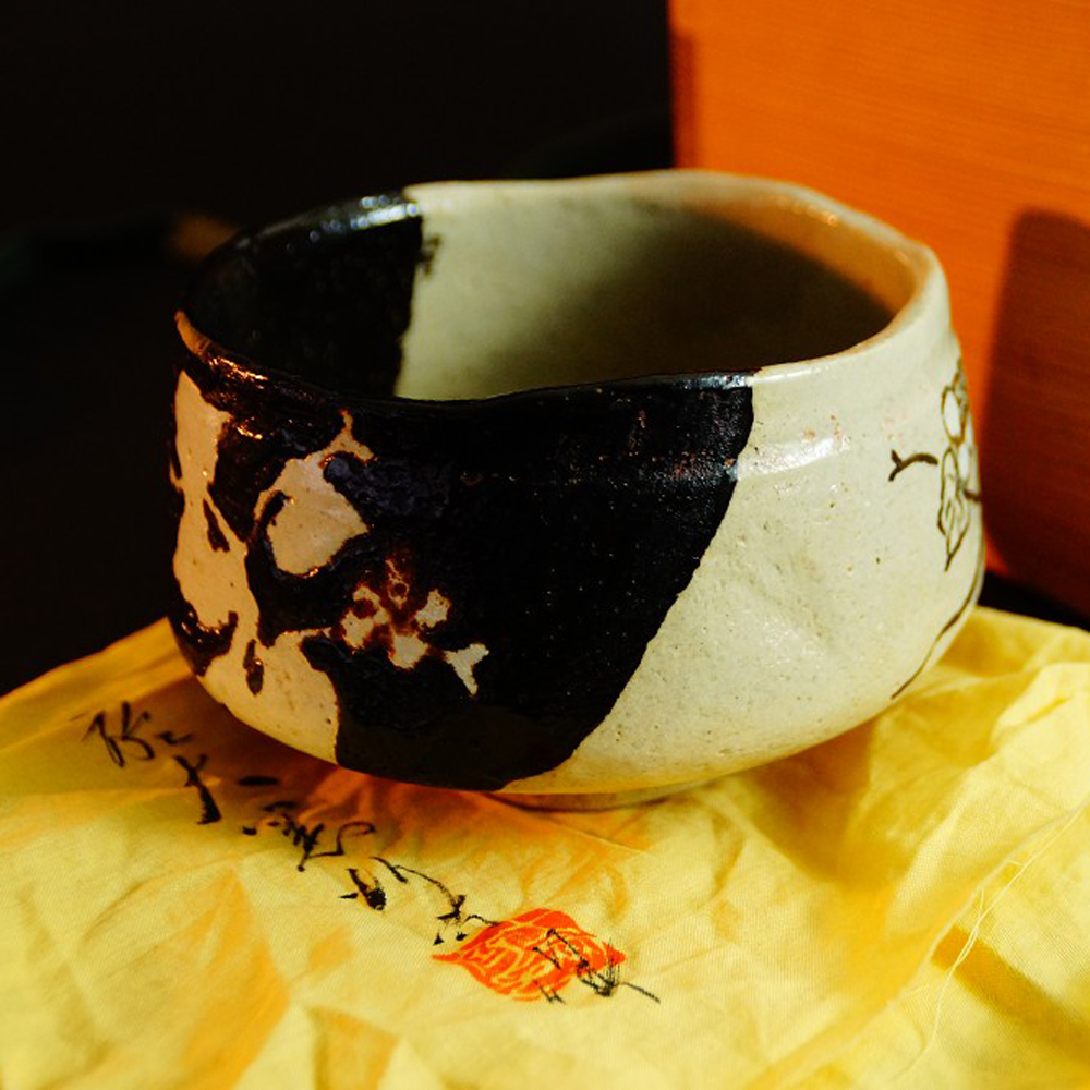 Chawan Teeschale mit Blumenmotiv aus Oribe-Keramik Motiv Nahaufnahme Vorschau