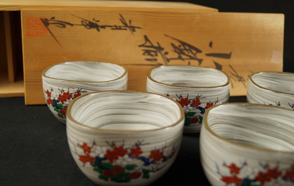 Kutani Porzellan Set aus mehreren Teeschalen in signierter Tomobako