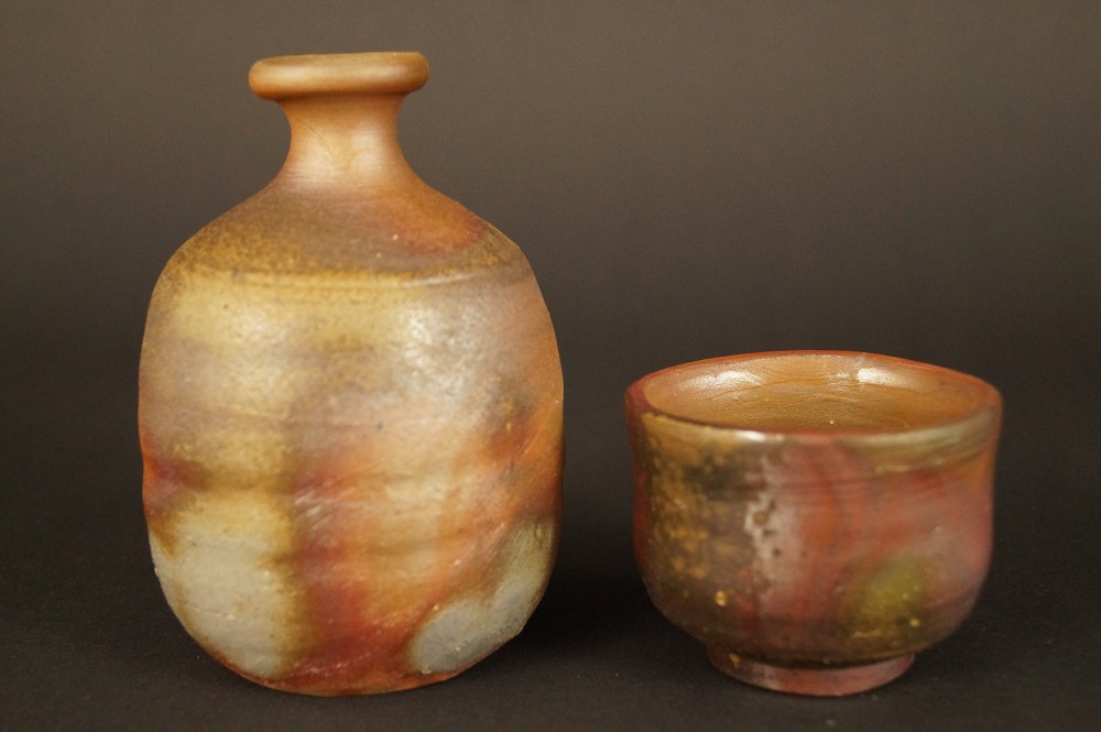 Bizen Tokkuri-Set mit Guinomi Set Frontalansicht