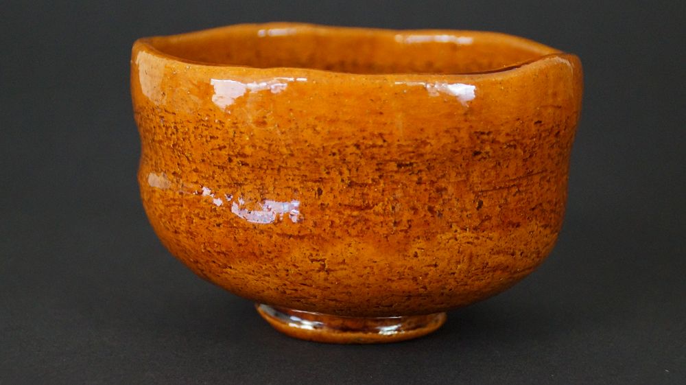Weitere Ansicht der Chawan Teeschale aus Ohi-Keramik mit welliger Randform