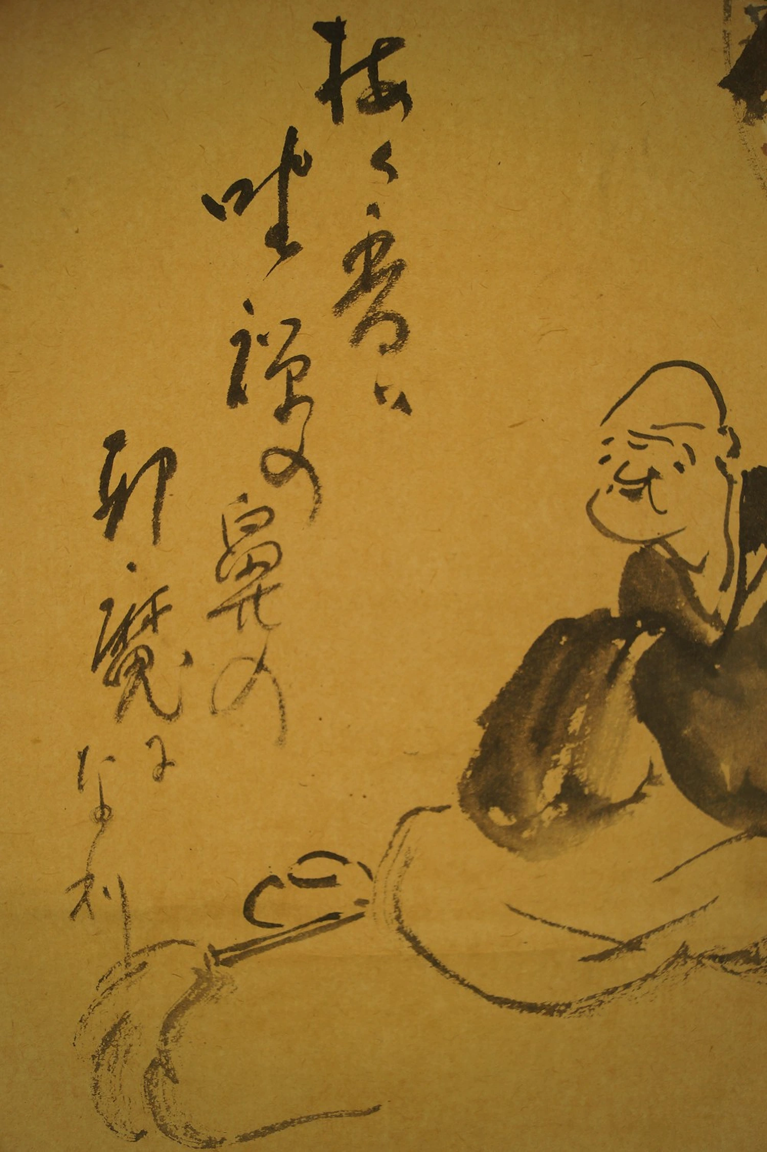Vecchio monaco zen sotto i fiori di pruno primo piano della calligrafia