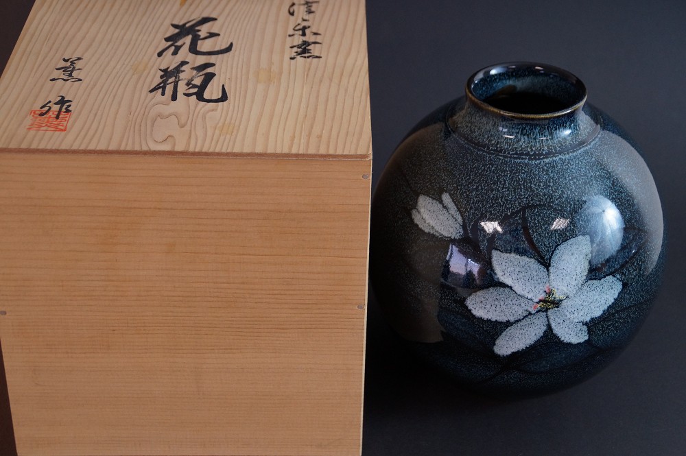 Shigaraki Vase von Kaoru Ohara Frontalansicht mit Aufbewahrungsbox