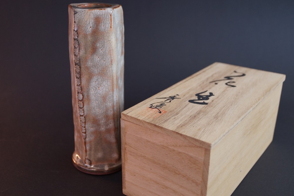 Seto Vase von Hidetoshi Suzuki Frontalansicht mit Aufbewahrungsbox